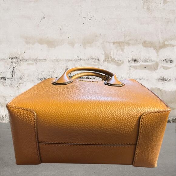 Michael Kors NWOT Mercer Medium Pebbled Leather Crossbody Bag in Luggage - Picture 7 of 8